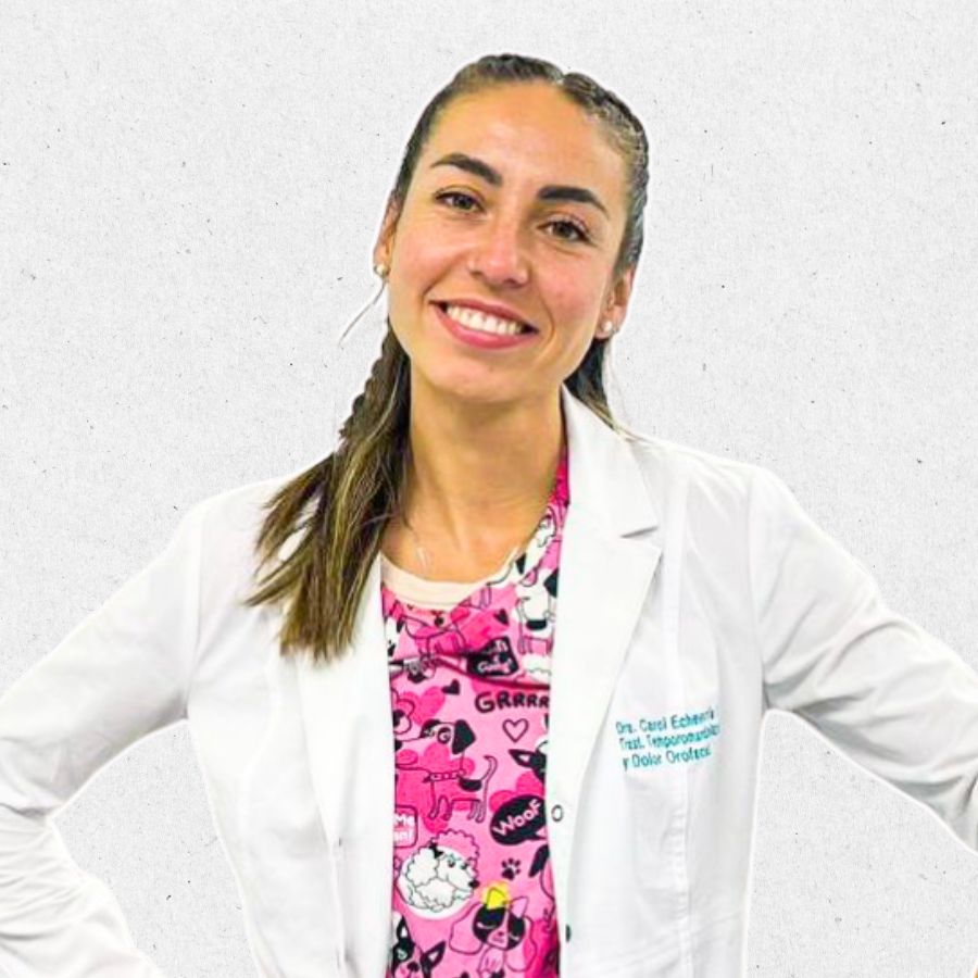 Dra. Carol Echeverría en Clínica Las Luciérnagas, especialista en TTM y dolor orofacial.