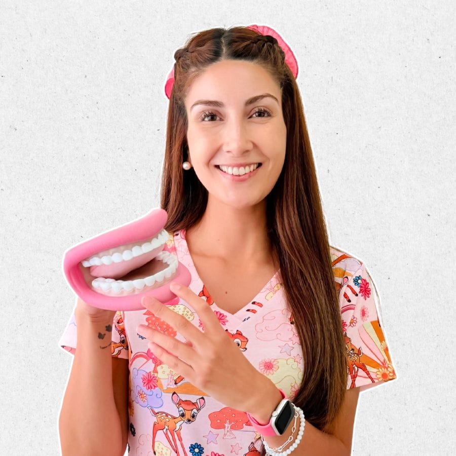 Fonoaudióloga Laleska Arenas en Clínica Las Luciérnagas, especialista en motricidad orofacial y lenguaje.